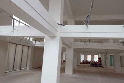 Spațiu comercial, de 10,000 mp, în Central - 3
