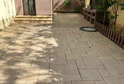 Casă cu 7 camere cu Teren 221 Mp în Obor