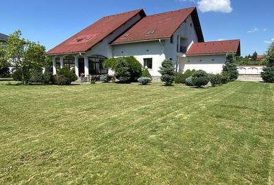 Casă cu 4 camere cu Teren 2750 Mp în Central - 1