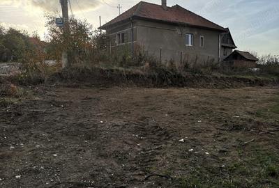 Teren de 2200 mp, în Deușu