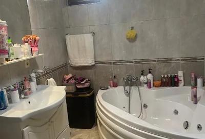Spațiu comercial, de 814 mp, în Titan - 4