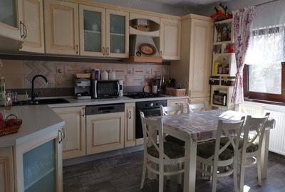 Casă cu 6 camere cu Teren 420 Mp în Piața Centrală - 3