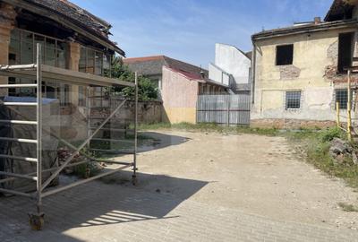 Spațiu comercial, de 1,600 mp, în Central - 4