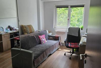 Apartament cu 3 camere decomandat în Tei