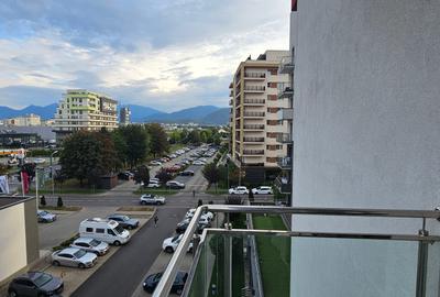 Apartament cu 3 camere de inchiriat zona Tractorul bloc nou - 24