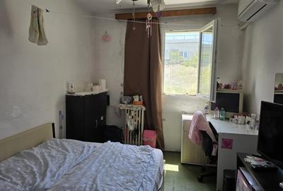 Apartament cu 3 camere semidecomandat în Vitan