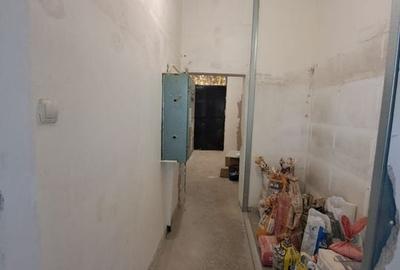 Spatiu comercial vitrina de 20 M - Metrou Eroii Revolutiei S143 - 20