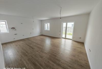 Duplex cu 3 camere cu Canalizare în Remetea Mare - 2