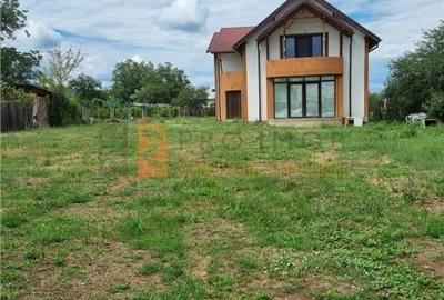 Casă individuală cu 5 camere în Zorești