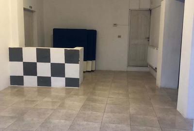 Spațiu comercial, de 120 mp, în Central - 4