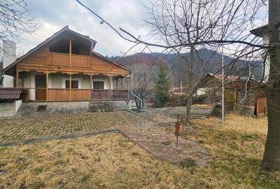 Casă cu 7 camere cu Teren 1134 Mp în Tarcău
