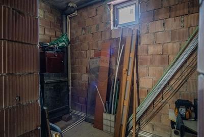 Casă individuală cu 8 camere cu Garaj în Colonia 1 Mai - 50