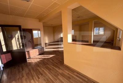 Casă cu 11 camere cu Teren 1342 Mp în Central