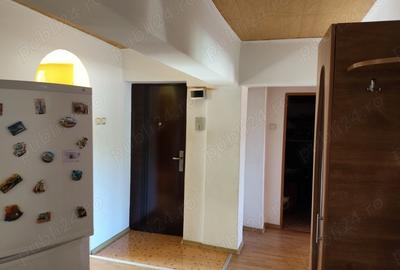 Vand Apartament spatios 4 camere - 1