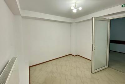 Spatiu comercial, stradal, de inchiriat - 15