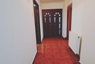 Apartament cu 4 camere decomandat în Micro 11