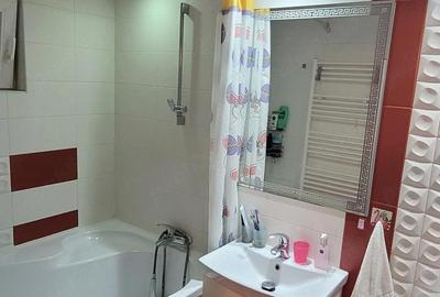 Apartament cu 3 camere decomandat în CET - 1