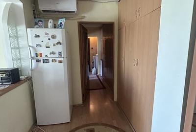 Apartament cu 3 camere decomandat în Sărari