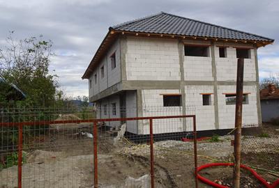 Casă cu 4 camere cu Teren 400 Mp în Brutăriei Neamț - 1