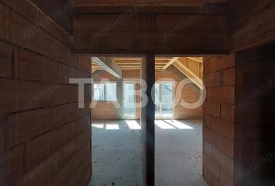 Casă cu 5 camere cu Teren 434 Mp în Cristian