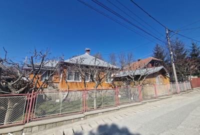 Casă cu 4 camere decomandat cu Teren 500 Mp în Central