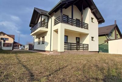 Casă cu 4 camere cu Teren 420 Mp în Sânpetru