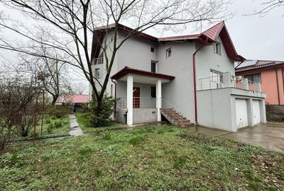 Casă individuală cu 8 camere cu Canalizare în Central - 1