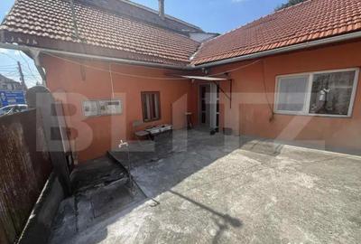 Casă cu 4 camere cu Canalizare în Central - 2
