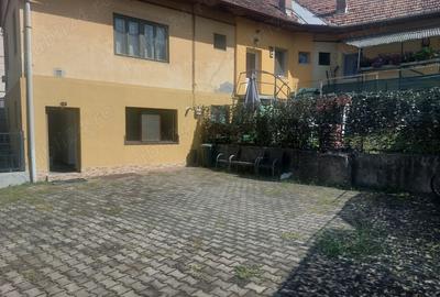 Inchiriez spatiu de birou comercial cu suprafata de 70 mp si curte pavata de 100 mp , zona cu vad - 1