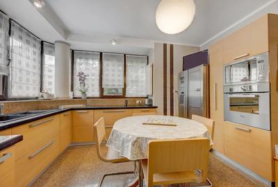 Vila de Lux perfecta pentru o familie / sediu de firma in zona centrala - 8
