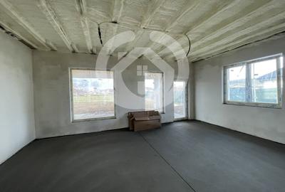 Duplex cu 3 camere cu Canalizare în Cristian - 8