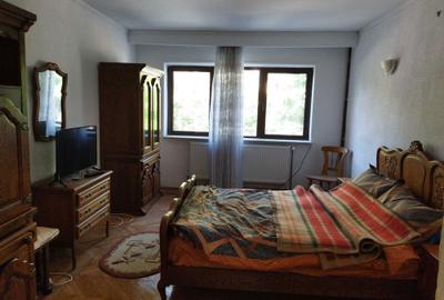 Casă cu 4 camere în Central - 2