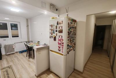 Apartament 4 camere, 2 bai. Blocul este din 1986 parter strada Soldat Croitoru V - 20