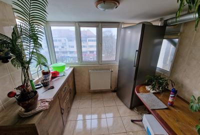 Apartament 3 camere Strada Cuza Voda - etaj 3 - 77 mp