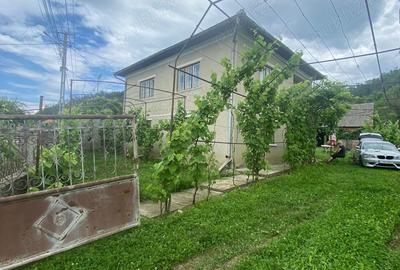Casă cu 5 camere cu Teren 1674 Mp în Stupini - 10