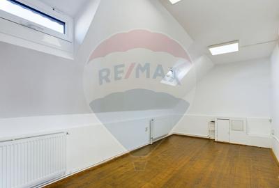 Casă cu 5 camere cu Canalizare în Eroii Revoluției - 1