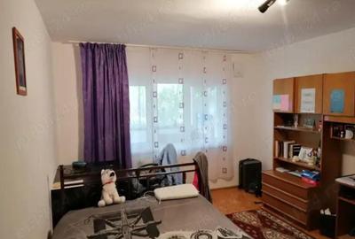 Apartament 4 camere, semidecomandat - zona Racadau