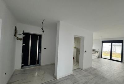 Casă cu 4 camere cu Teren 600 Mp în Satu Nou de Jos