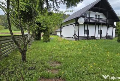 Casă cu 7 camere cu Teren 2000 Mp în Mălini - 1