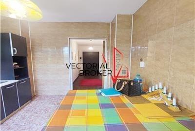 Doamna Ghica, intersectie, planul doi, prima inchiriere apartament decomandat, et. 3 - 2