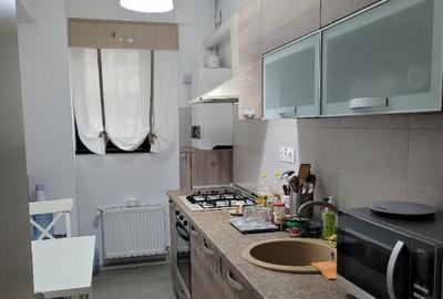 Proprietar vand apartament 2 camere, decomandat, cu loc de parcare sub - 10