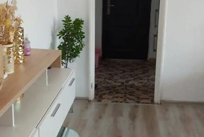 Apartament cu 2 camere decomandat în Micro 4 - 8