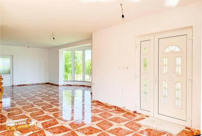 Casă cu 4 camere cu Canalizare în Central - 2