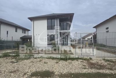 Casă cu 4 camere în Domnești