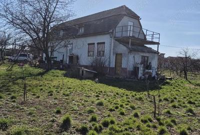 Casă cu 2 camere cu Teren 1500 Mp în Central