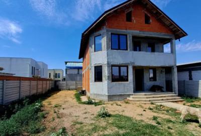 Casă cu 5 camere cu Teren 400 Mp în Malu Mare