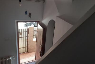 Casă individuală cu 8 camere cu Canalizare în Decebal - 5