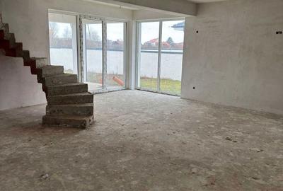 Casă cu 4 camere în Exterior Vest