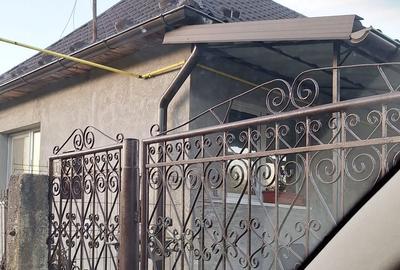 Casă cu 2 camere decomandat în Central