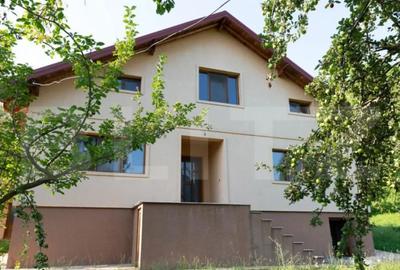 Casă cu 7 camere cu Teren 3000 Mp în Central - 1